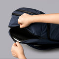 ALPAKA Traverse Backpack 30L，多層內部隔層設計，包含筆插、拉鏈袋與筆電隔層。