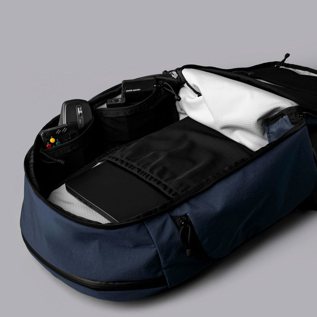 ALPAKA Traverse Backpack 30L，多層內部隔層設計，包含筆插、拉鏈袋與筆電隔層。