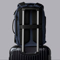 ALPAKA Traverse Backpack 30L，展示其行李通道功能，適合旅行使用。