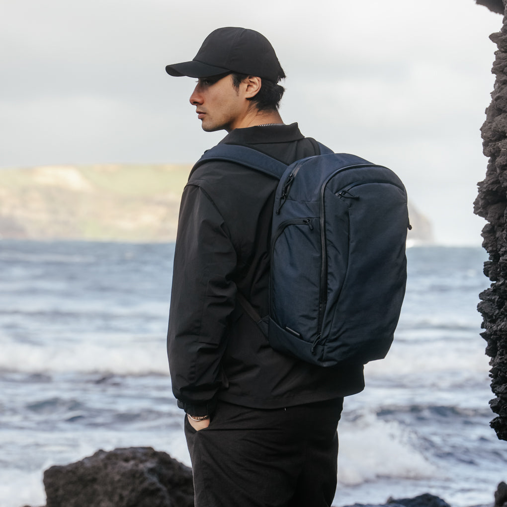 ALPAKA Traverse Backpack 30L，使用 YKK AquaGuard 防水拉鏈應對各種天氣條件。