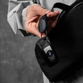 Eclipse Gaming Sling 採用 Axoflux 400D 防潑水尼龍，搭配 YKK AquaGuard 防水拉鍊。