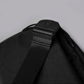 ALPAKA Eclipse Gaming Sling 可調節肩帶與多功能掛點設計，提供靈活背負方式。
