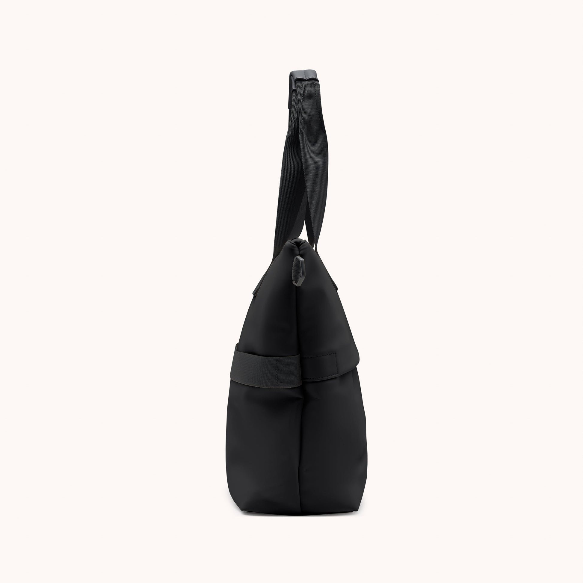 AIRBACK TOTE LITE Matt Black 側面容量示意｜17L 日常通勤袋