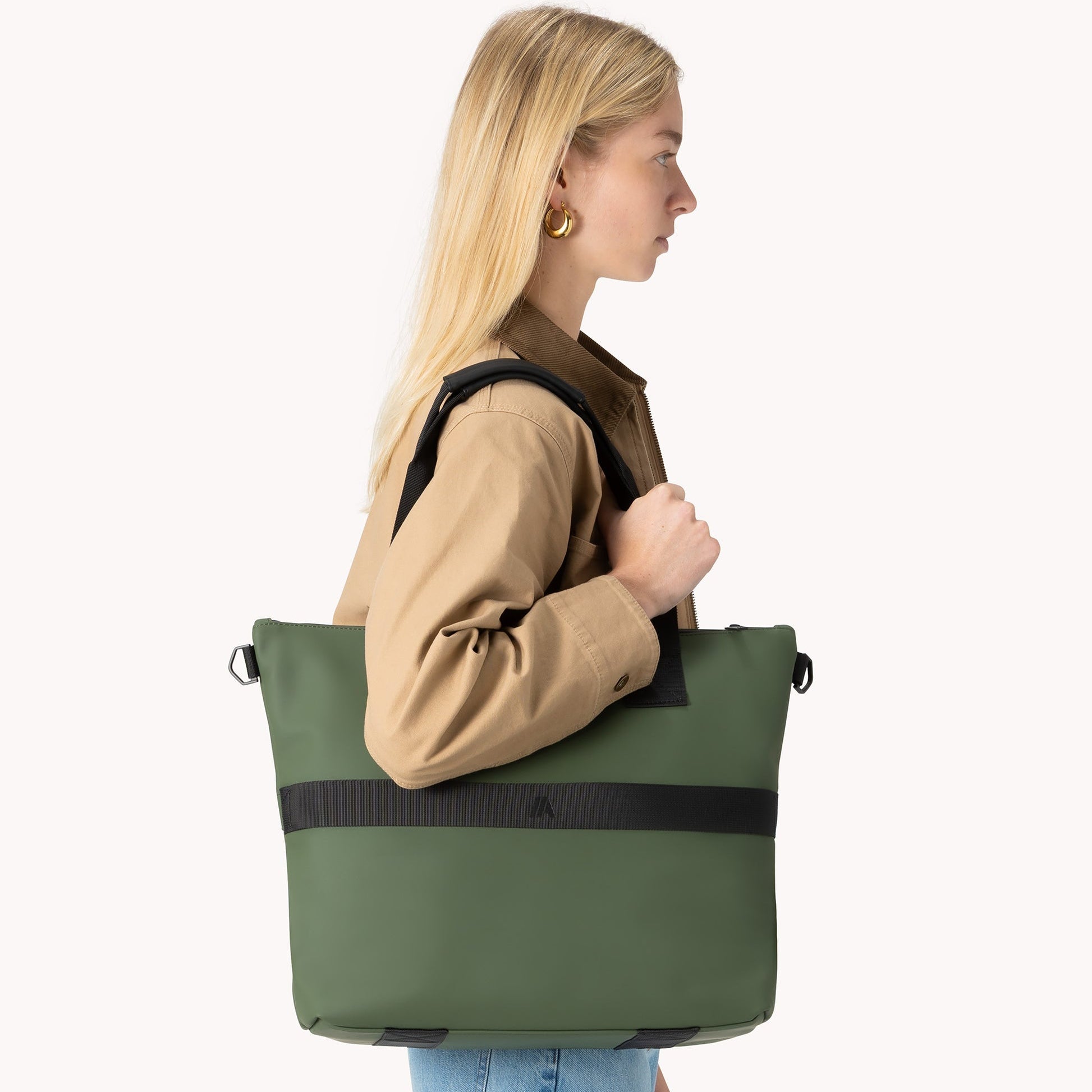 AIRBACK TOTE LITE Matt Black 布料質感特寫｜再生尼龍 900D 防潑水取向