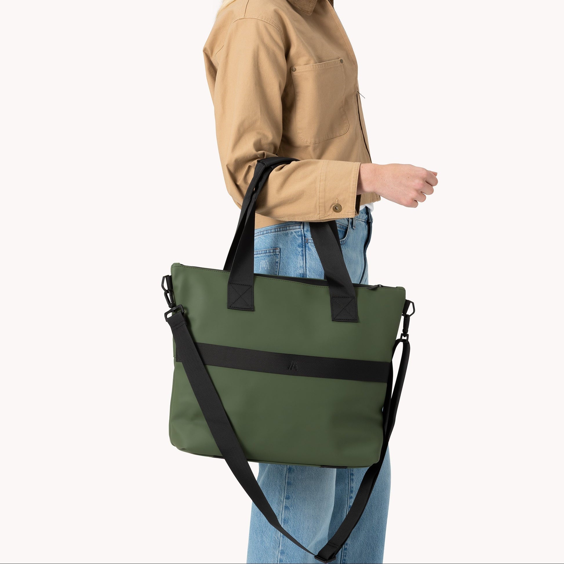 AIRBACK TOTE LITE Matt Black 隱藏袋特寫｜貼身收納小物