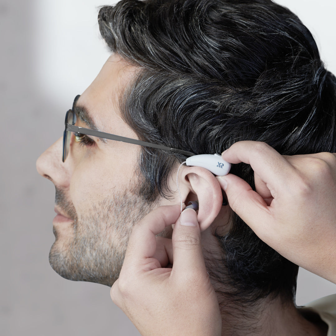 XROUND HEAR PRO 智慧助聽器 產品外觀與配戴示意