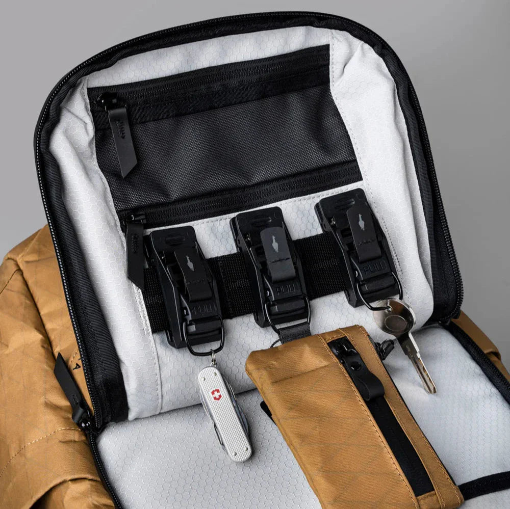 ALPAKA Elements Backpack Pro Mojave Edition｜26L 容量，搭載多口袋設計與人性化功能