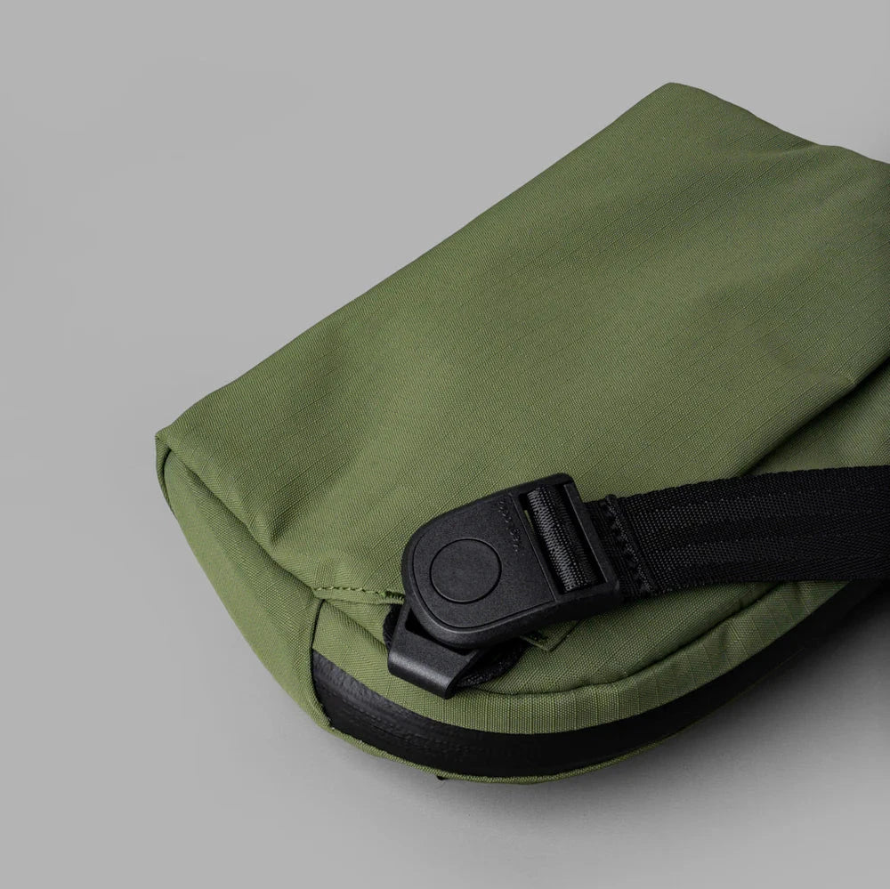 ALPAKA Flight Sling 1L 側肩包｜肩帶可調節或拆卸，靈活使用