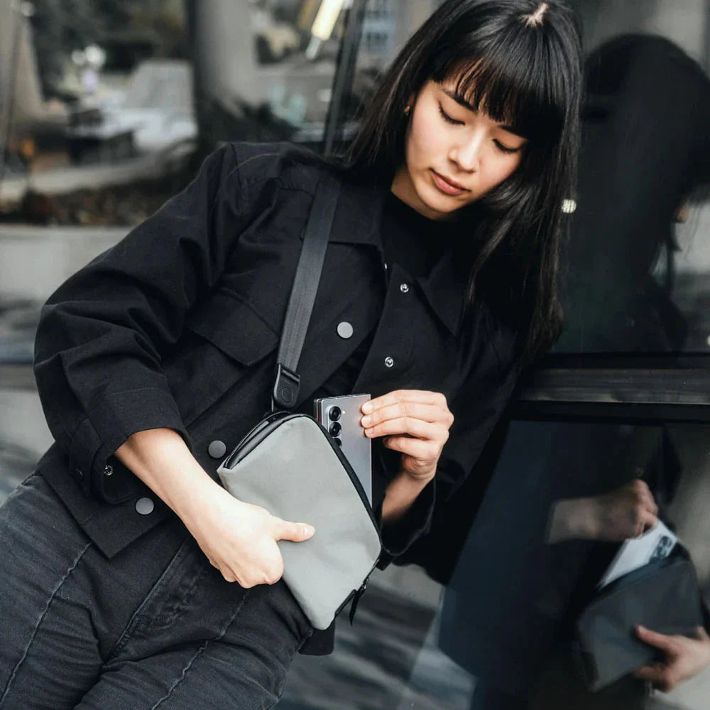 ALPAKA Flight Pouch 2in1 防撕裂手機包｜內設護照專用後插袋