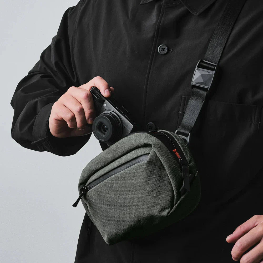 ALPAKA Go Sling Nano 側肩包 600D｜配備磁性扣環，方便快速取放且安全穩固