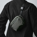 ALPAKA Go Sling Nano 側肩包 600D｜配備磁性扣環，方便快速取放且安全穩固