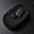 ALPAKA Go Sling Nano 側肩包 600D｜採用 Axoflux™ 再生布料製成，提供卓越的防風雨性能與環保特性