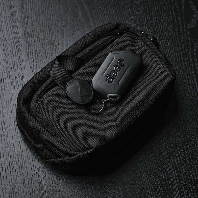 ALPAKA Go Sling Nano 側肩包 600D｜採用 Axoflux™ 再生布料製成，提供卓越的防風雨性能與環保特性