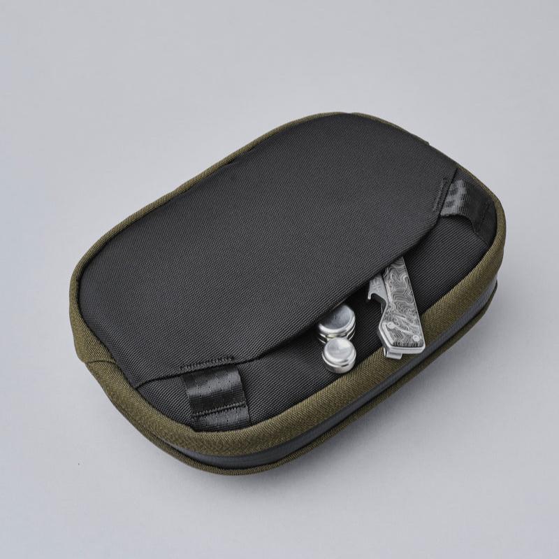 ALPAKA Go Sling Nano 側肩包 600D｜採用 Axoflux™ 再生布料製成，提供卓越的防風雨性能與環保特性