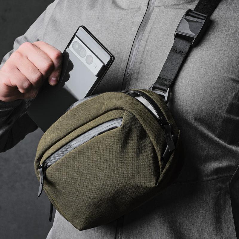ALPAKA Go Sling Nano 側肩包 600D｜採用 Axoflux™ 再生布料製成，提供卓越的防風雨性能與環保特性