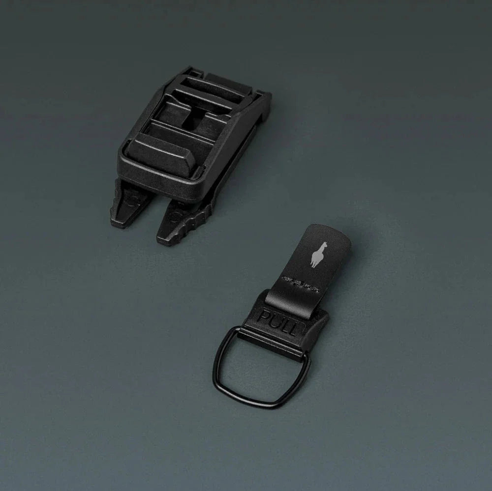 ALPAKA HUB Tactical Clip 多功能夾扣｜採用 Fidlock® 磁吸技術與注塑聚合物材質
