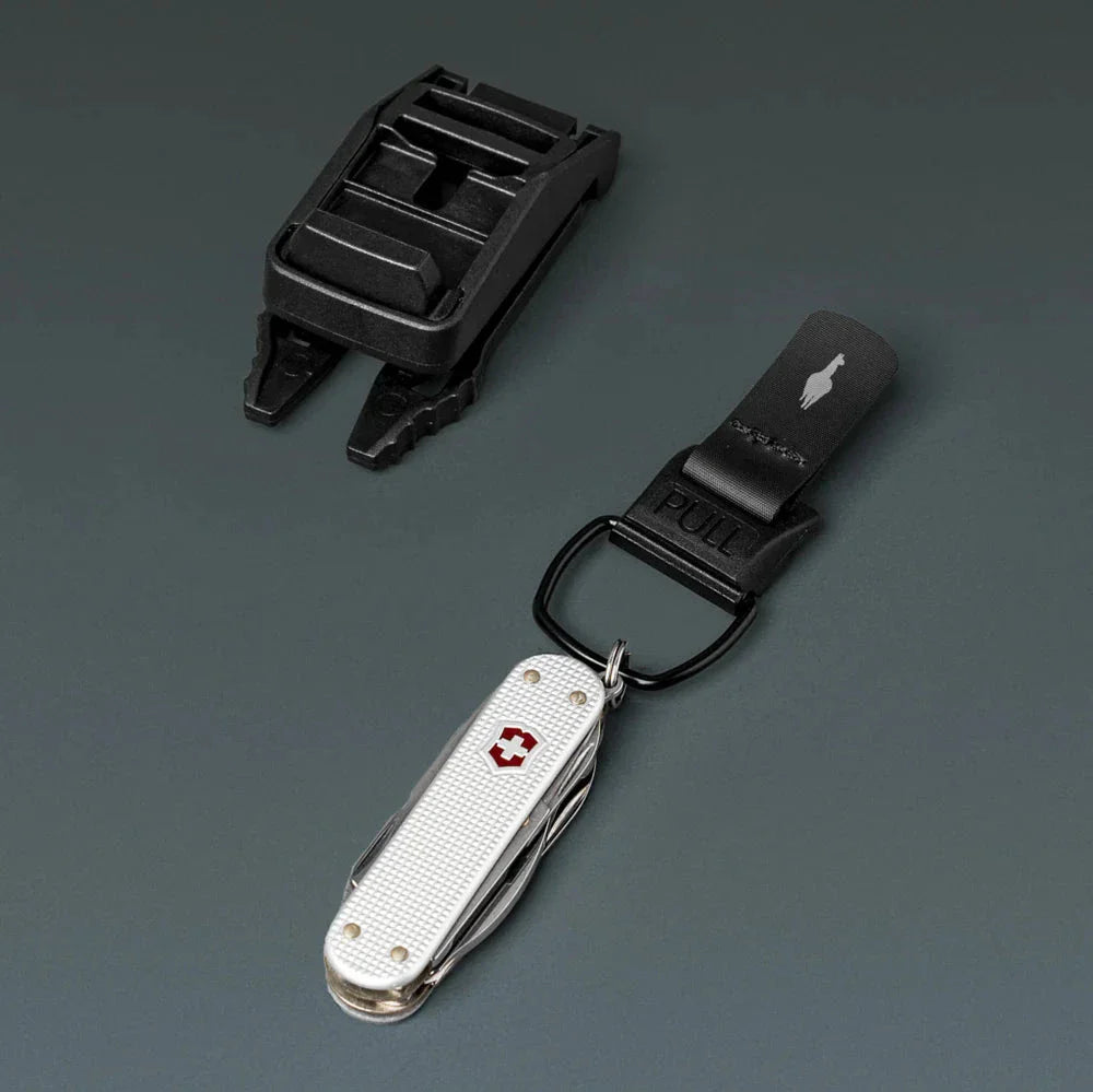 ALPAKA HUB Tactical Clip 多功能夾扣｜採用 Fidlock® 磁吸技術與注塑聚合物材質
