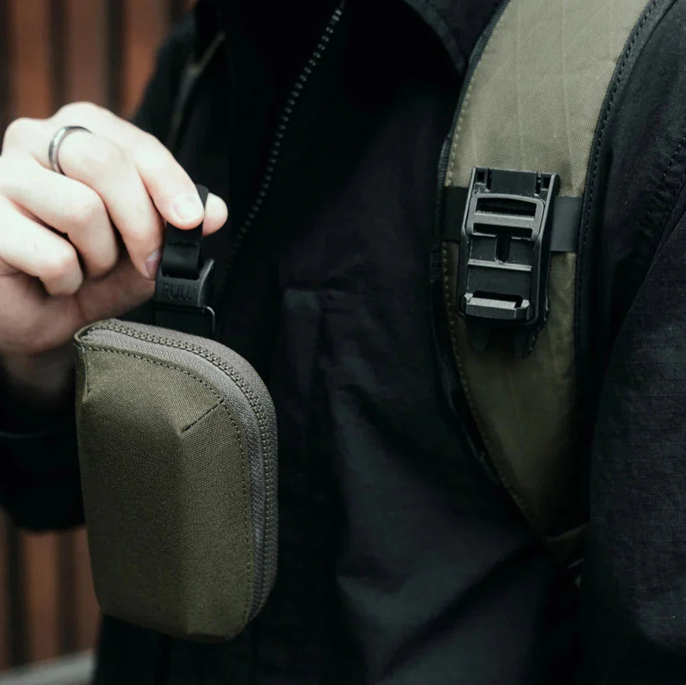ALPAKA Hub Zip Pocket 多功能拉鏈包｜內部分隔可容納最多 30 張卡片、現金與零錢