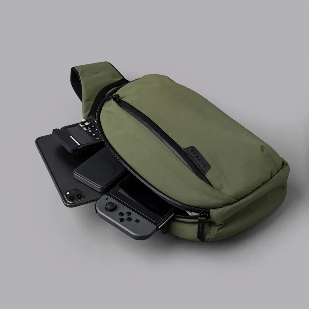 ALPAKA Metro Crossbody 側肩包｜採用高性能 Axoflux 210D 防撕裂尼龍材質