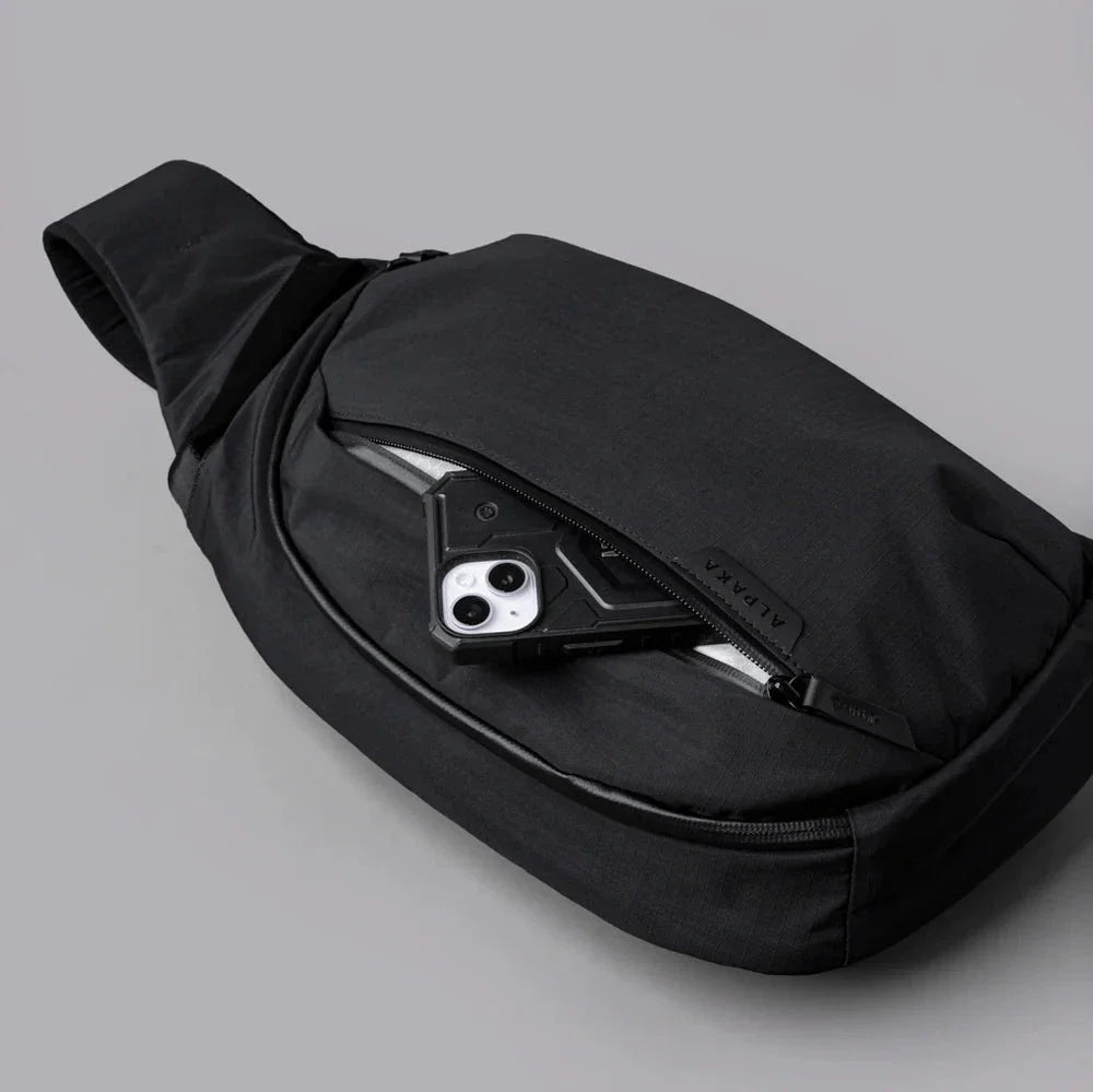 ALPAKA Metro Crossbody 側肩包｜可擴展伸縮水瓶口袋功能