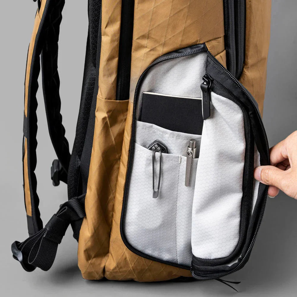ALPAKA Elements Travel Backpack Mojave Edition - 35L 大容量設計，旅行必備
