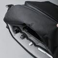 ALPAKA Bravo Sling Max V2 - USB 充電埠與 RFID 屏蔽設計，安全又實用